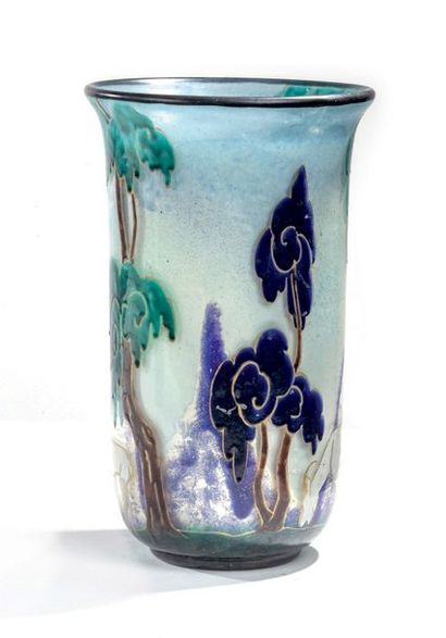 Marcel GOUPY (1886-1954) Vase évasé en verre à décor émaillé en polychromie et rehaussé...