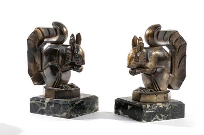 MAX LE VERRIER (1891-1973) Paire de serre-livres en bronze argenté figurant des écureuils...