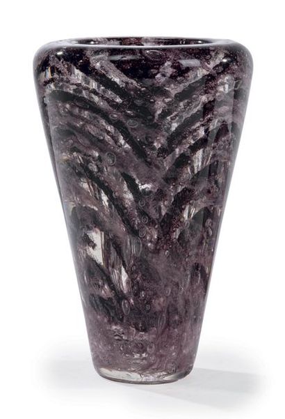 André THURET (1898-1965) Vase conique en verre épais modelé à chaud à inclusions...