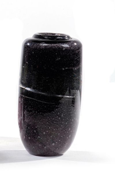 Henri NAVARRE (1885-1971) Vase rouleau en verre épais modelé à chaud à inclusions...