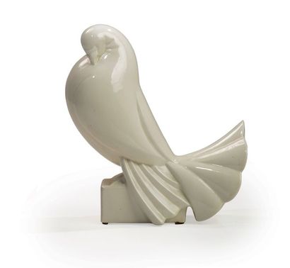 JACQUES ADNET (1901-1984) # Sculpture en faïence émaillée blanche figurant un pigeon.
Signée...