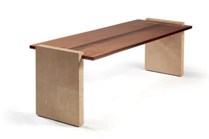 JACQUES ADNET (1901-1984) # Importante table basse à plateau rectangulaire en épaisse...