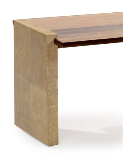 JACQUES ADNET (1901-1984) # Importante table basse à plateau rectangulaire en épaisse...