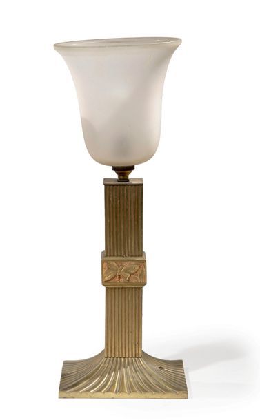 TRAVAIL FRANÇAIS 1930 # Lampe en bronze à fut cubique rainuré surmonté d'un réflecteur...
