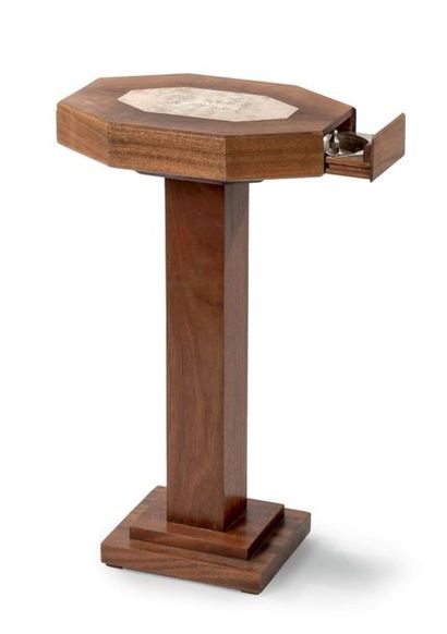 TRAVAIL FRANÇAIS 1930 # Petite table de fumeur en bois naturel vernissé présentant...