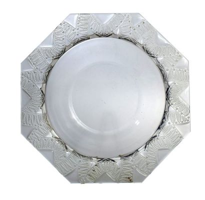 LALIQUE FRANCE Ensemble comprenant deux assiettes, un bol et un plat en verre translucide...