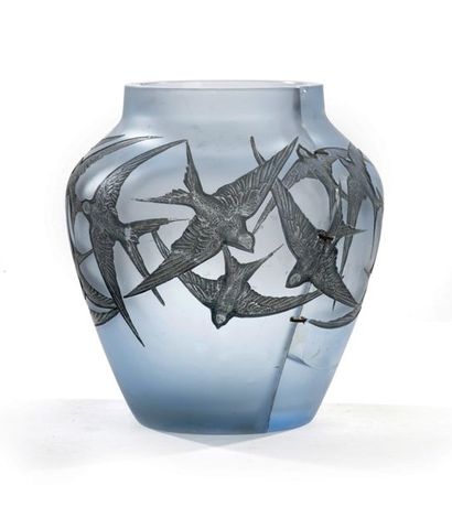 RENE LALIQUE (1860-1945) Vase aux Hirondelles en verre moulé-pressé patiné.
Signé...