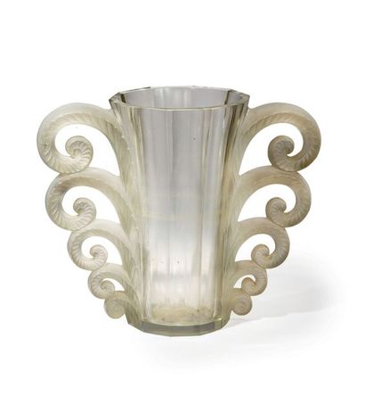 LALIQUE FRANCE Vase modèle Beauvais en verre moulé-pressé.
Signé “Lalique France”.
Modèle...