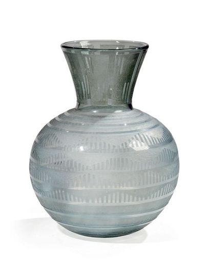 DAUM Nancy # Vase à corps sphérique et col évasé en verre blanc présentant un décor...
