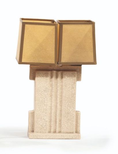 Robert LALLEMANT (1902-1954) # Lampe en céramique émaillée beige craquelée présentant...