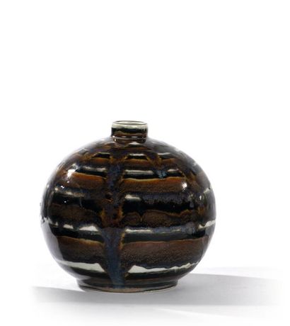 J.LAURENT (XXème) Vase boule en céramique émaillée.
Signé.
H: 18 cm