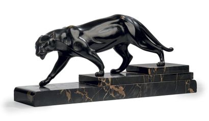 H.MOLINS (XXème) # Panthère marchant
Sculpture en bronze patiné noir reposant sur...