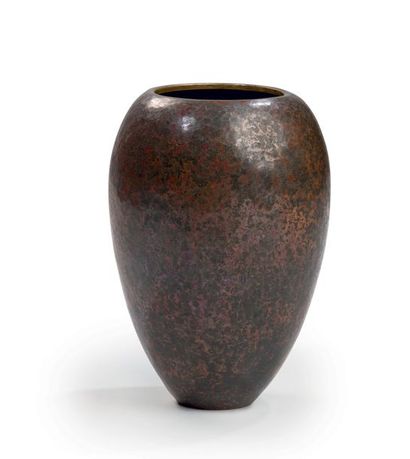 Claudius LINOSSIER (1893-1953) # Vase en dinanderie de cuivre à corps ovoïde épaulé...