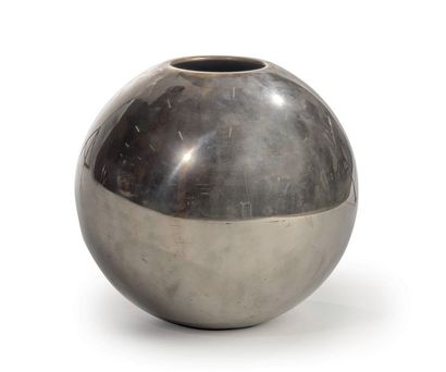 Clément NAUNY (1900-1969), dit DESNY # Vase sphérique moderniste en métal uni argenté.
Signé...