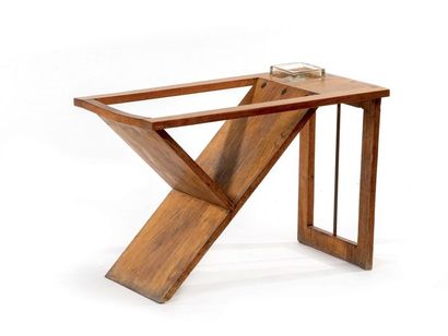 TRAVAIL MODERNISTE # Table formant porte-revues en bois naturel vernissé à bâti asymétrique...