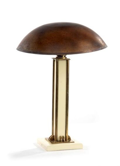 JACQUES ADNET (1900-1984) Lampe de bureau en métal et bois laqué crème à fût de section...