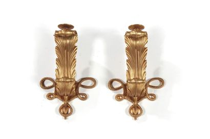 Jules LELEU (1883-1961) Paire d'appliques en bronze présentant un bras de lumière...