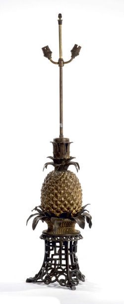 Maison JANSEN, attribué à Lampe «Ananas» en bronze et laiton à patine dorée et brune.
H:...
