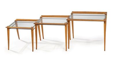 Maxime OLD (1910-1991) Suite de trois tables gigognes en chêne à plateaux rectangulaires...