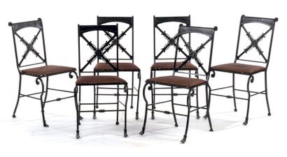Maison JANSEN, attribué à Suite de six chaises en métal patiné noir à décor ajouré...