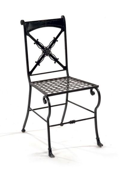 Maison JANSEN, attribué à Suite de six chaises en métal patiné noir à décor ajouré...