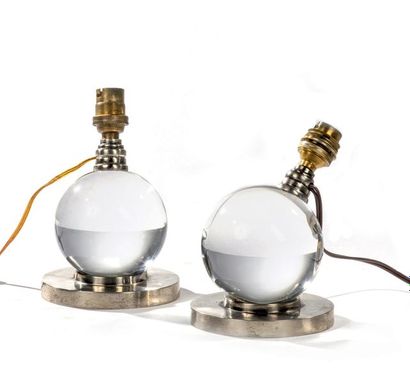 JACQUES ADNET (1900-1984) Paire de lampes de table modernistes composées d'une boule...