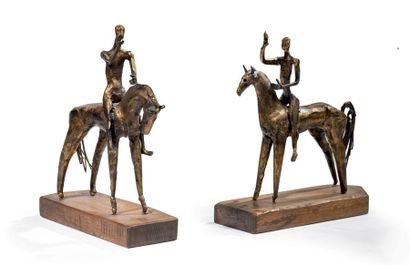 TRAVAIL 1960 # Paire de sculptures métal à patine mordorée figurant deux cavaliers.
Trace...