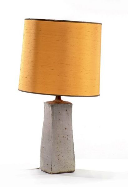 GUSTAVE TIFFOCHE (XXème) Lampe en céramique émaillée gris bleutée à fut quadrangulaire.
Signée...