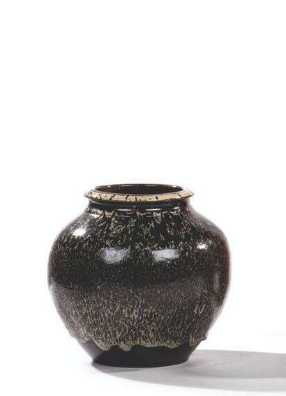 Jean GIREL (né en 1947) Vase boule en grès émaillée noir et blanc.
Signé.
H: 17 ...