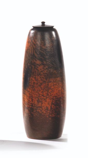 Pierre BAYLE Vase obus à couvercle amovible en céramique émaillée orange nuancée...