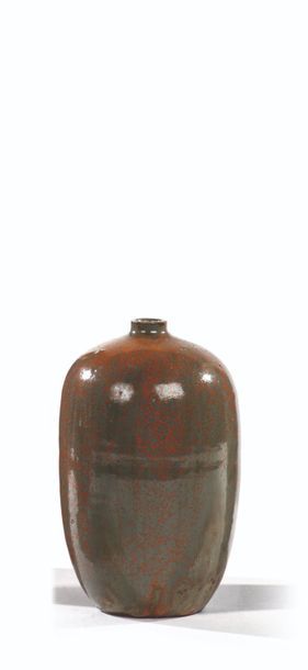Jean GIREL (né en 1947) Vase obus en grès émaillée vert et brun.
Signé.
H: 17 cm