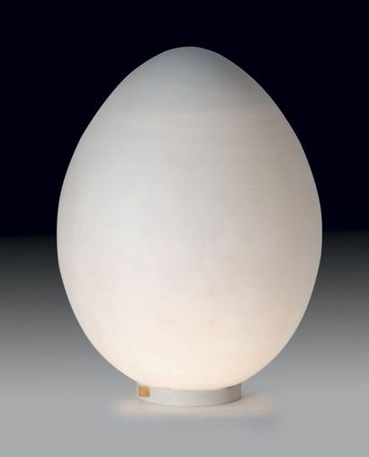 BEN SWILDENS (NÉ en 1938) Lampe modèle «Uovo» en verre opalin blanc, base en métal...