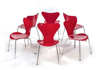 Arne JACOBSEN (1902-1971) Suite de six chaises modèle 3107 Structure du siège en...