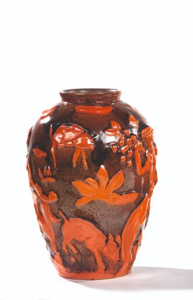 TRAVAIL SCANDINAVE Vase balustre en céramique émaillée orange et brune à décor en...
