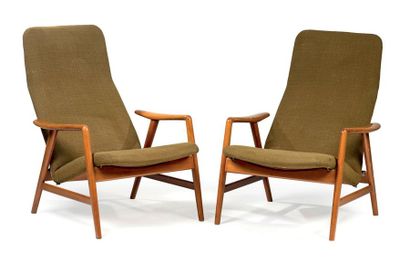 ALF SVENSSON (1923-1992) Paire de fauteuils en chêne teinté, à dossier formant assise...