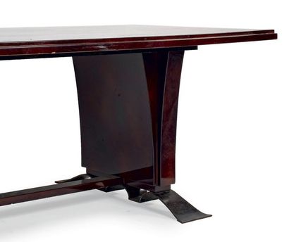 ELIE ASSOULINE (XXème) Table de salle à manger en bois laqué brun à plateau rectangulaire...