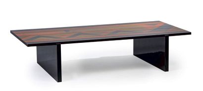 TRAVAIL MODERNE # Table basse en bois laqué noir à plateau rectangulaire agrémenté...