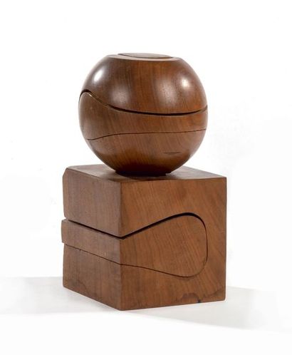 Marta PAN (1923-2008) Sculpture abstraite en noyer de la série «puzzle».
Vers 1970.
H:...