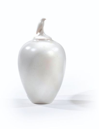 Jean GIREL (né en 1947) # Pot couvert de forme ovoïde en porcelaine émaillée blanche...