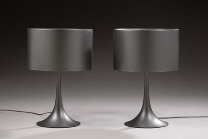 Sebastian WRONG (XXe-XXIe) 
Paire de lampes modèle « Spun Light T1 » en aluminium...