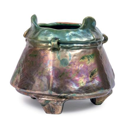 Clément MASSIER (1844-1917) Cache pot végétal en céramique émaillée lustrée à reflets...