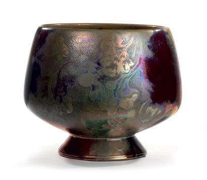 Clément MASSIER (1844-1917) Cache-pot en céramique émaillée à reflets métalliques...