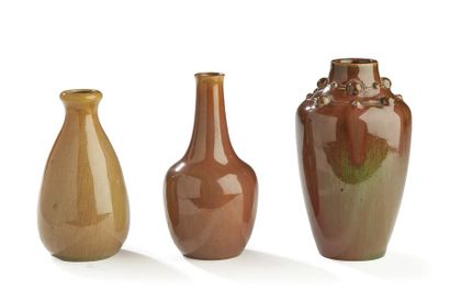 AUGUSTE DELAHERCHE (1857-1940) Suite de trois vases japonisants en grès émaillé marron,...