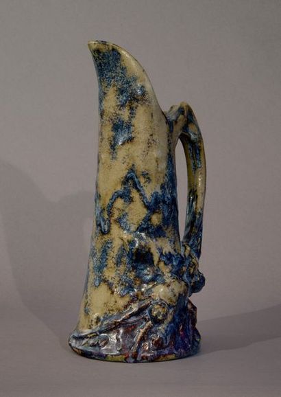 ÉMILE DECOEUR (1876-1953) Pichet en grès émaillé bleu nuancé brun à anse végétale...