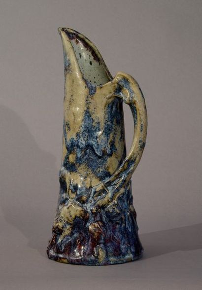 ÉMILE DECOEUR (1876-1953) Pichet en grès émaillé bleu nuancé brun à anse végétale...