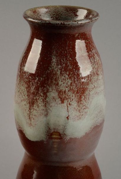 ÉMILE DECOEUR (1876-1953) Vase bilobé en grès émaillé rouge sang-de-boeuf nuancé...