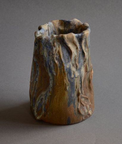 FRANCOIS NUMA GILLET (1868-1940) Vase de forme végétale en grès émaillé gris bleuté...