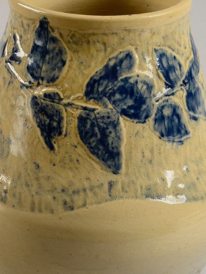 Etienne-Adolphe MOREAU-NELATON (1859-1927) Vase à panse bombée en grès émaillé à...