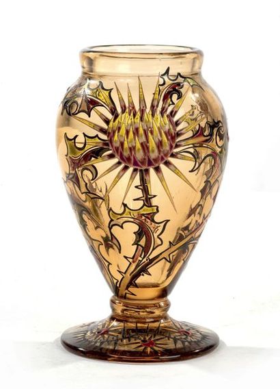 Émile GALLÉ (1846-1904) Vase balustre sur piédouche en verre fumé à décor de fleurs...