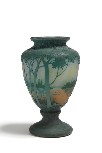 DAUM Nancy Vase balustre en verre doublé à décor dégage à l'acide d'un paysage lacustre...